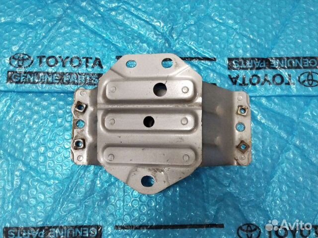 Кронштейн заднего усилителя Авенсис 25 правый