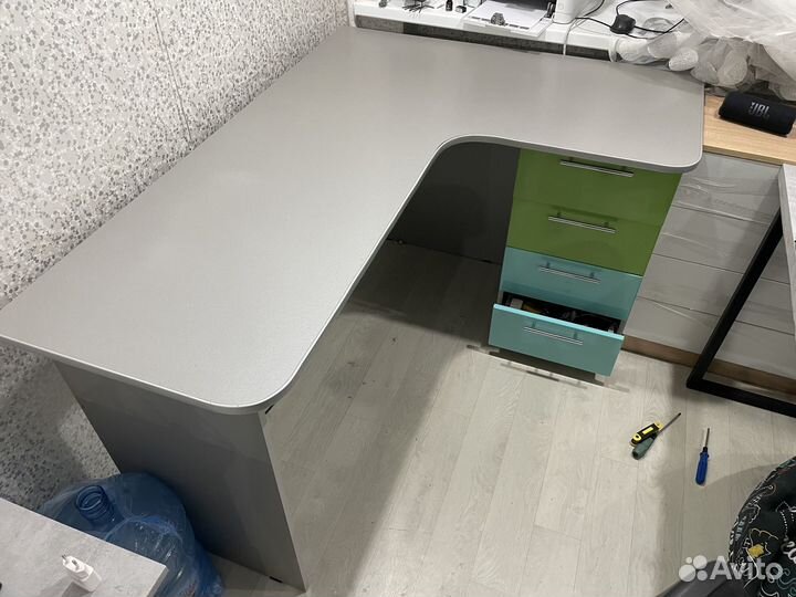 Угловой письменный стол с полками