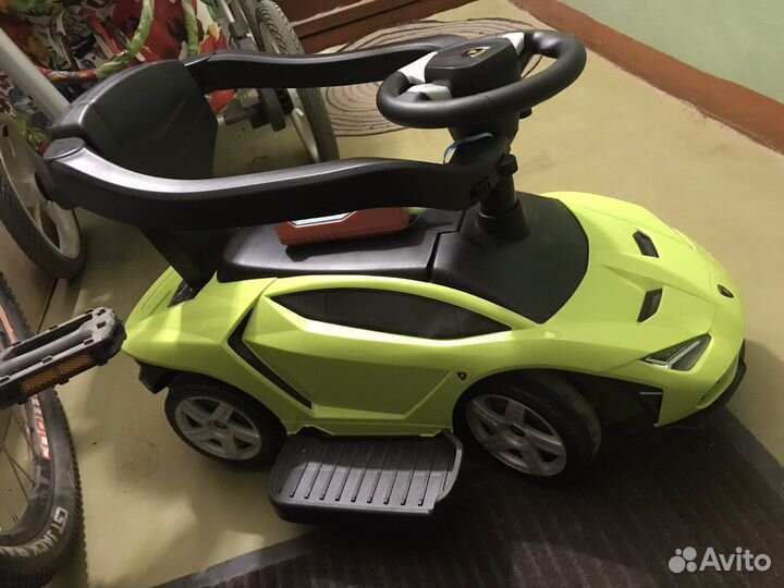 Детская машинка каталка с ручкой