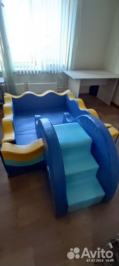 Сухой большой бассейн с шариками и горкой-ступенью