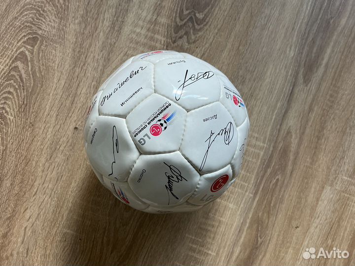 Футбольный мяч с афтогафами сборной России 2002 г