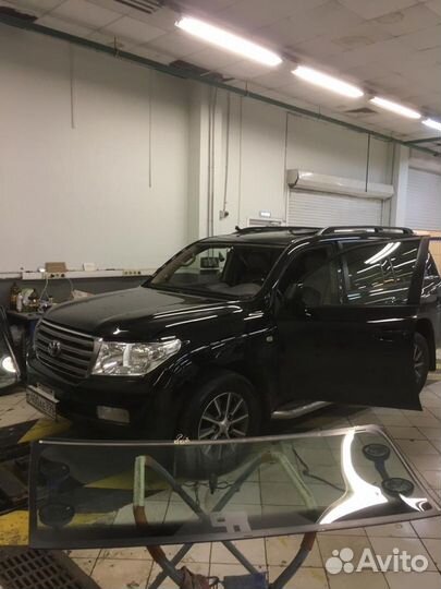 Лобовое стекло на Toyota Land Cruiser 200