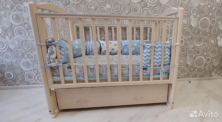 Детская кроватка с маятником