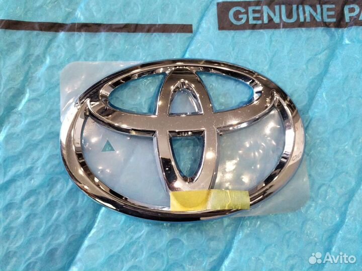 Эмблема крышки багажника Камри 40 Оригинал NEW