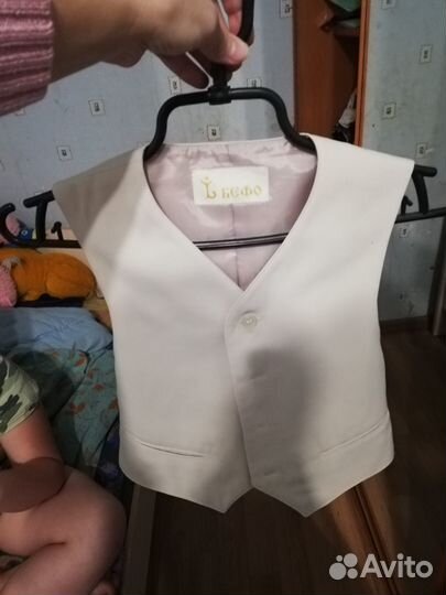 Жилетка на мальчика 92р бежевого цвета