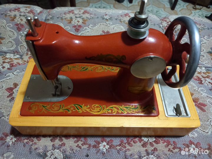 Детская швейная машинка