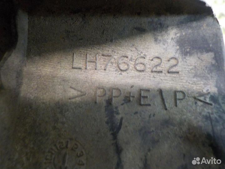 Брызговик передний левый Toyota Corolla (E120) 20