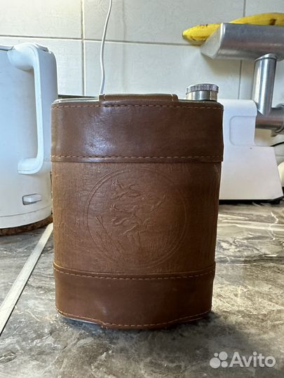 Фляга в кожанном чехле
