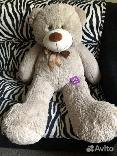 Большой плюшевый медведь