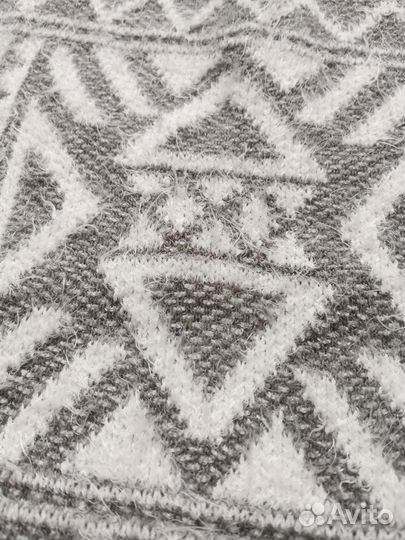 Свитер серый с орнаментом пушистый