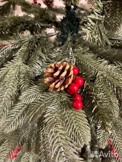 Елка искусственная новогодняя с ягодами и шишками