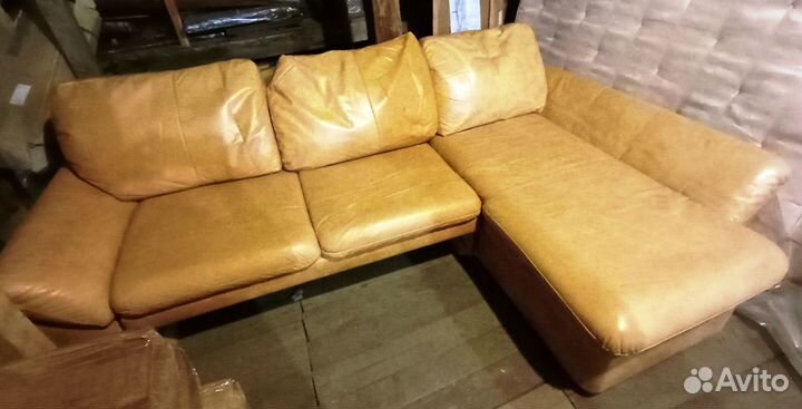 Угловой кожаный диван