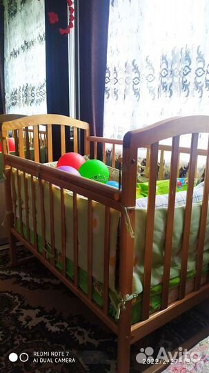 Детская кроватка с маятником