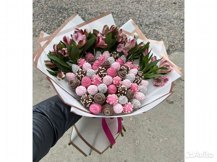 Цветы с клубникой в бельгийском шоколаде KLN-7211