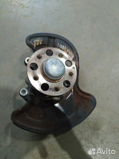 Поворотный кулак передний правый Mercedes-Benz