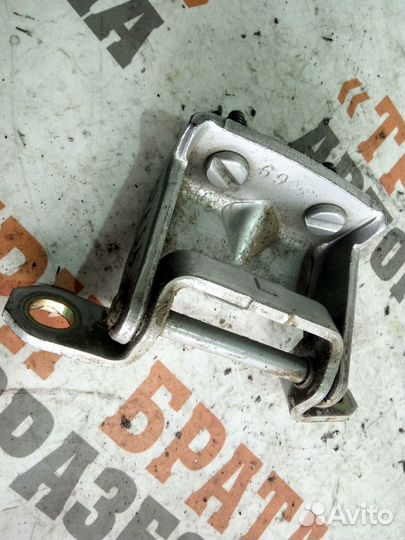 Ниссан Навара Петля двери задняя левая (верхняя)