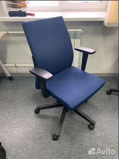 Офисный стул синий