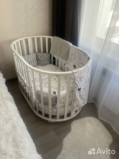 Продам детскую кроватку с маятником (белая)