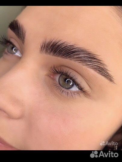 Модель на брови