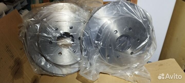 Задние тормозные диски на Nissan Pathfinder R51