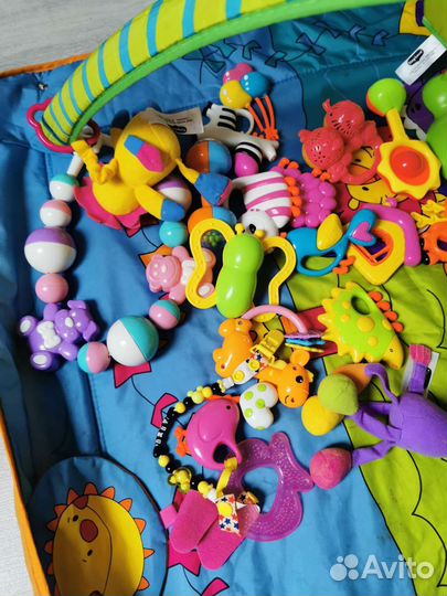 Развивающийся коврик + погремушки