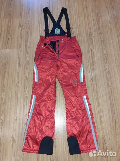 Горнолыжный костюм, перчатки, шапка