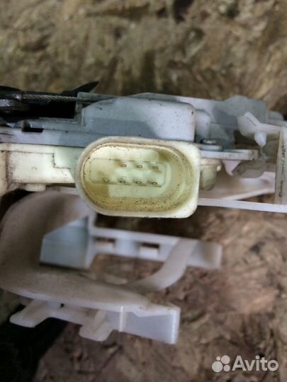 Замок двери задней левой Volkswagen Passat B6