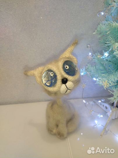 Кошка Снежка вязаная игрушка хэндмейд