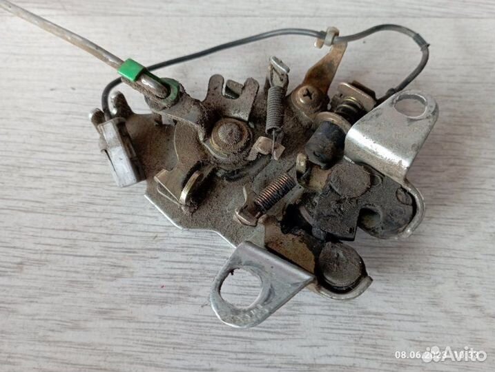 Замок багажника задний Toyota Mark Ii