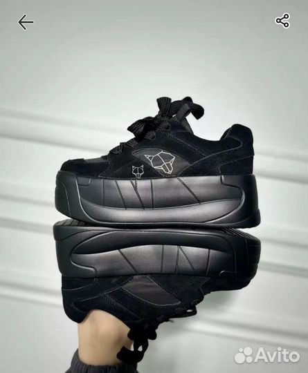 Кроссовки женские