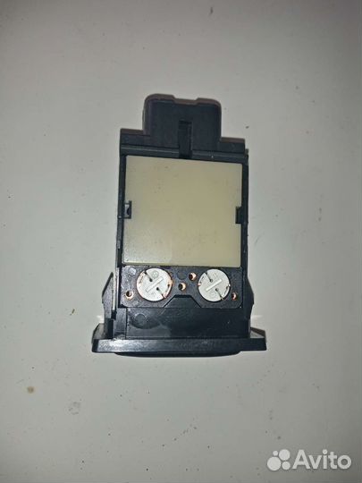 Кнопка обогрева лобового стекла Тойота Авенсис 2