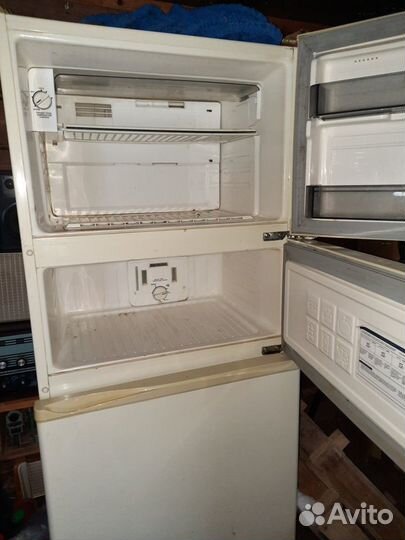Продаю холодильник трехкамерный Голдстар