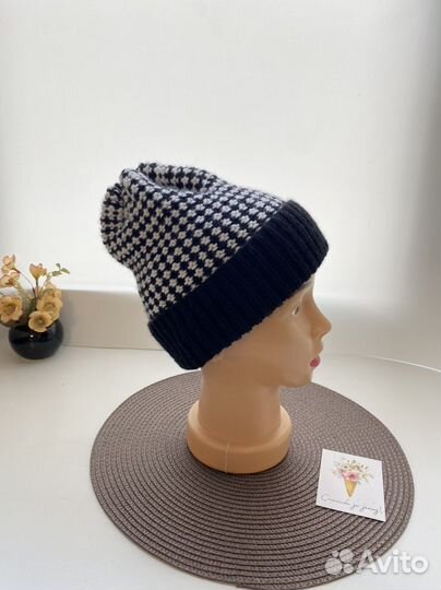 Шапка шахматным рисунком