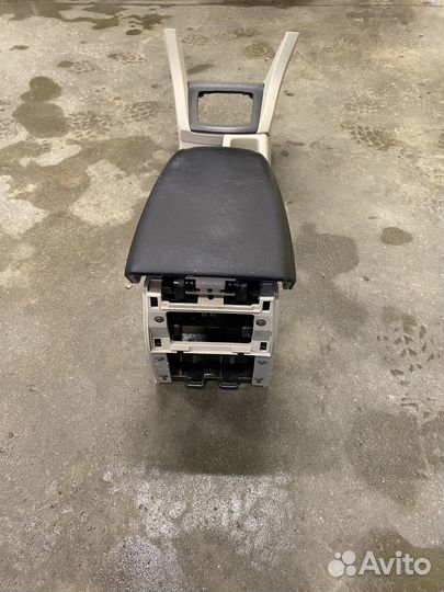 Консоль с подлокотником Ford Focus 2 бежевый салон