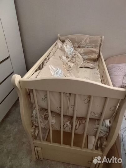 Детская кроватка с маятником и ящиком