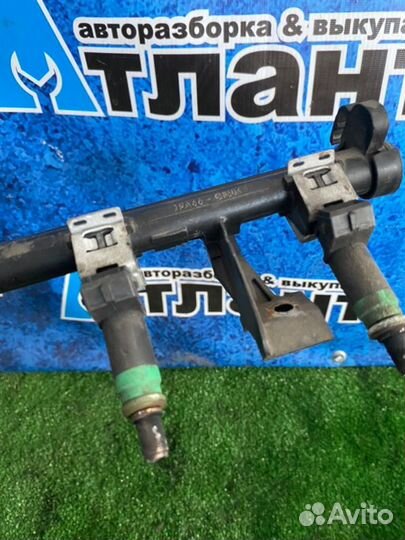 Топливная рейка Ford Focus CB4 sida 2010