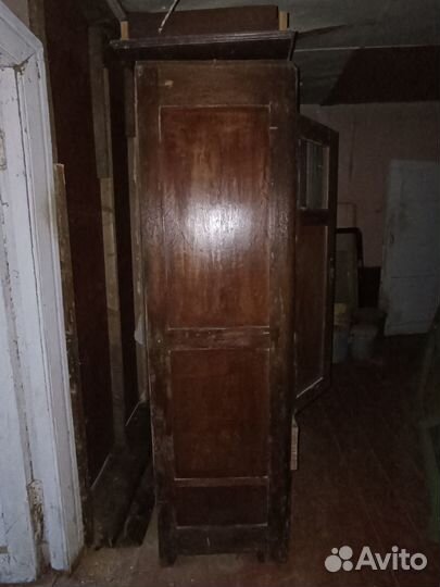 Старинный шкаф
