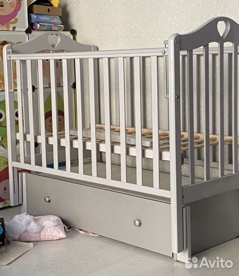 Детская кроватка с маятником