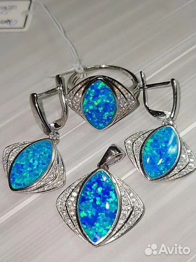 Серебряный комплект с опалами