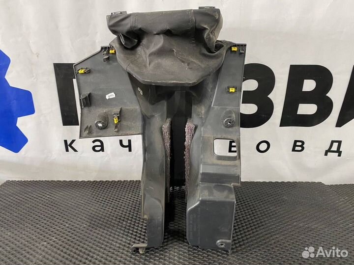 Кожух рулевой колонки Renault T 7484520625