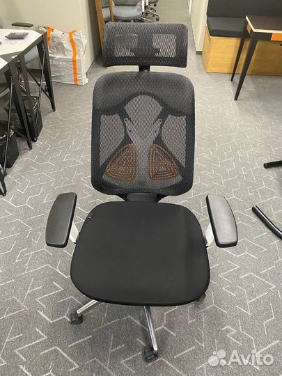 Офисное кресло
