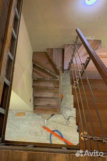 Облицовка лестничного металлокаркаса деревом