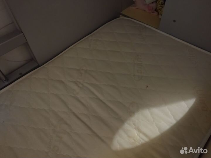 Двухярусная кровать с матрасами