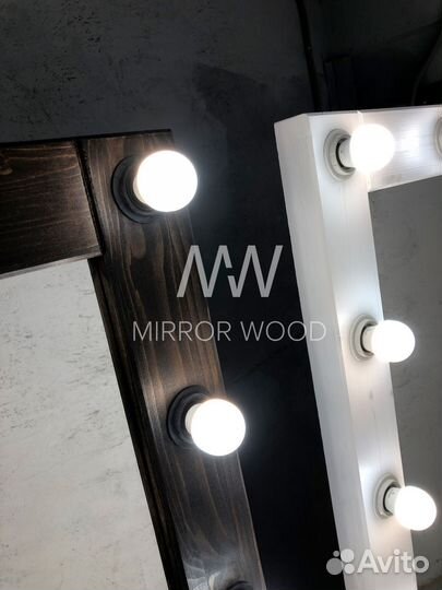 Гримерное зеркало с лампочками на колесиках