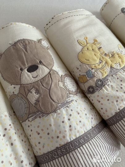 Бортики и одеяла в кроватку mothercare