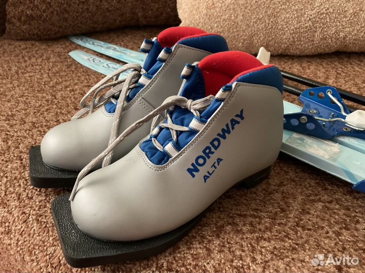 Лыжные ботинки и лыжи