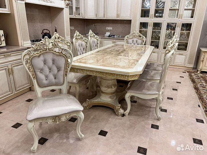 Стол со стульями