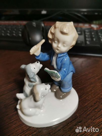 Фарфоровая статуэтка 