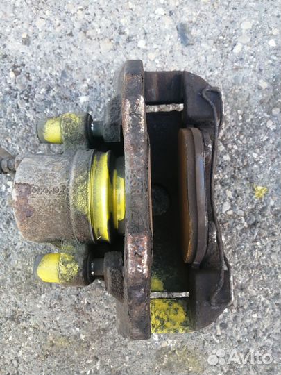 Суппорт передний правый Ford Focus 2 2010