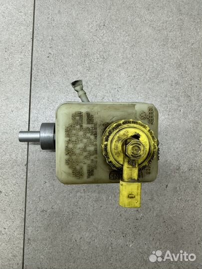 Главный тормозной цилиндр Volkswagen Golf 4